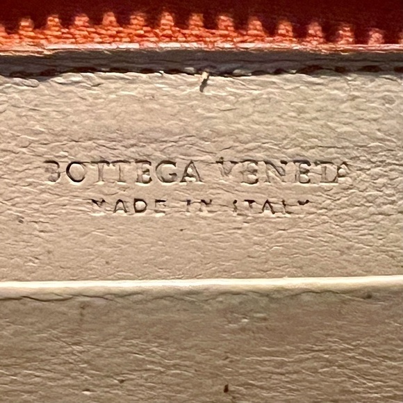 BOTTEGA VENETTA compact zip around card holder. - Picture 2 of 9